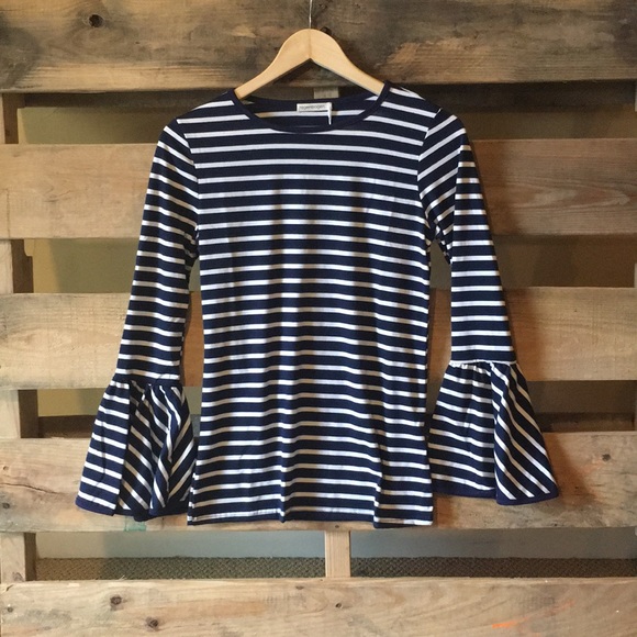 💙 Host Pic Boutique Bell Sleeve Tee - Picture 2 of 2